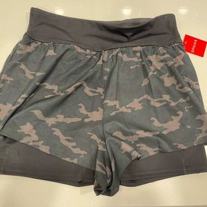 NWT SPANX get moving short, black camo: Size L/G
